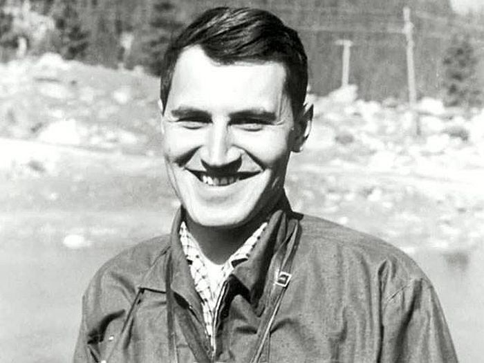 Начальство решило, что людям нужны развлекательные шоу с юмором ниже пояса, а Дроздов в этом участвовать не хотел Начальство решило, что людям нужны развлекательные шоу с юмором ниже пояса, а Дроздов в этом участвовать не хотел